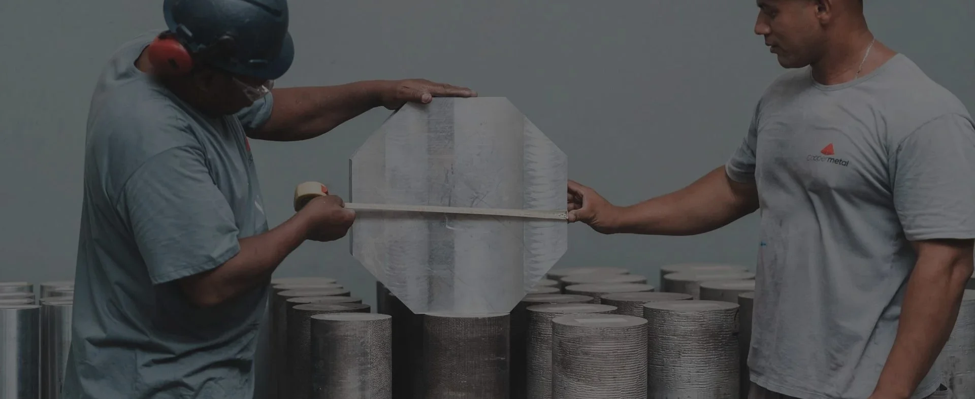 Banner com imagem que mostra trabalhadores da Coppermetal fazendo medições Ir para Calculadora de pesos e medidas