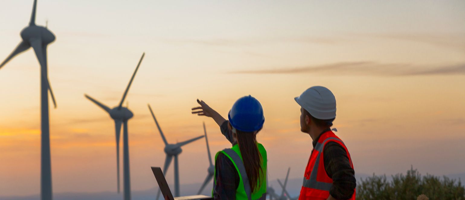 engenheiros utilizando metal na energia eólica