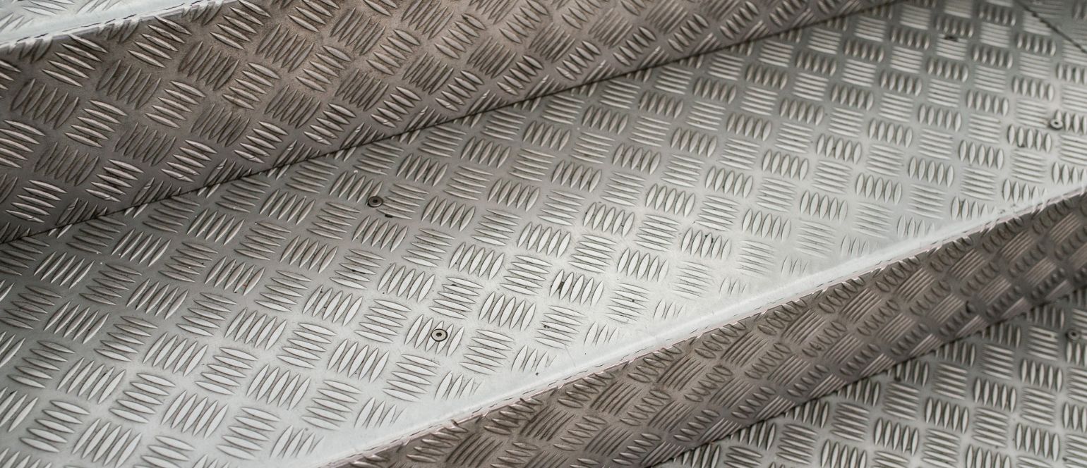 Conozca la importancia del aluminio damero en la industria